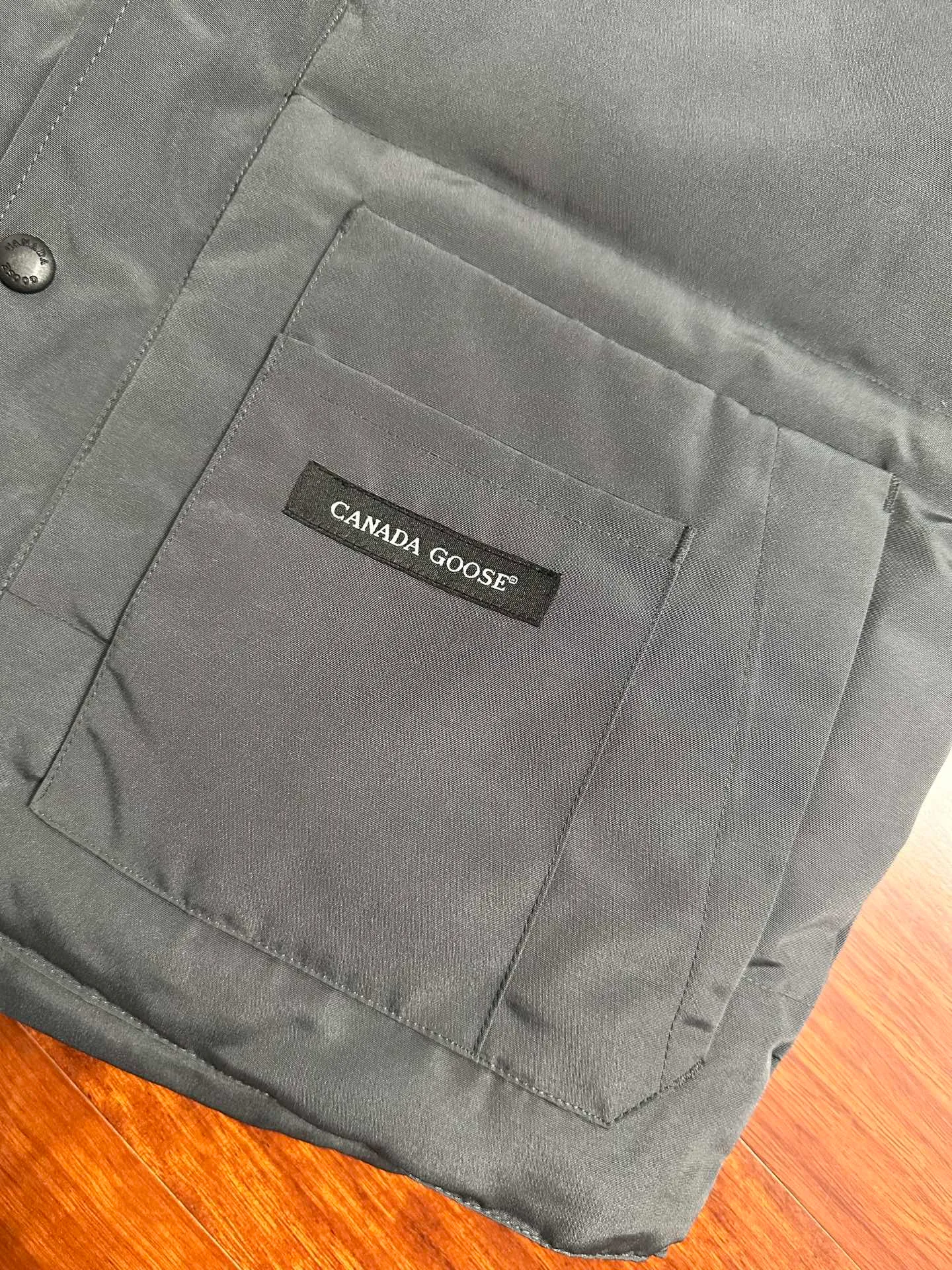 P520 Canada Goose down vest, dark gray and versatile, warm and stylish, easily adaptable to many styles, great for layering in autumn and winter~ There is only one protagonist in autumn and winter every year, and that is the goose. Any other category is a supporting role. Super stylish, simple and versatile, a must-buy item in autumn and winter. This excellent down vest can be freely layered with various clothes, it can be worn with T-shirts, sweaters, sweaters, and thin cotton, and it is made of wear-resistant fabric without being pretentious! Color: black, gray, white Size: XS, S, M, L, XL, XXL